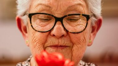 Una dona retoca la rosa que ha fet