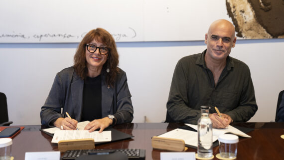 La primera tinenta d’alcaldia, Laia Bonet, i el coordinador del projecte WikiHousing, David Juárez, signen el conveni de col·laboració