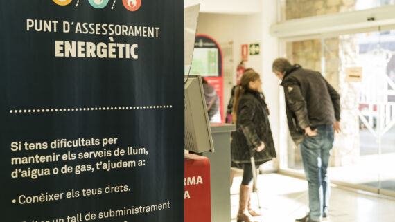 Oficina del Punt d'Assessorament Energètic de la Marina. Cartell a l'entrada del PAE