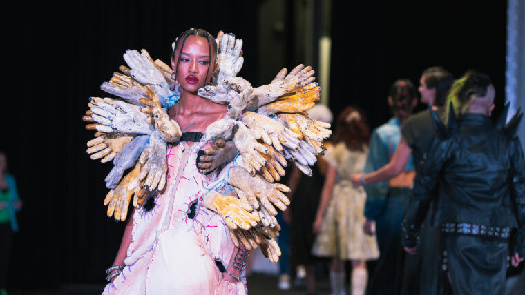 Una noia porta un vestit fet amb guants al Festival Món Filigranes.