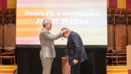 L'alcalde, Jaume Collboni, col·loca la Medalla d'Or a Jaume Plensa. Autora: Júlia Arnau