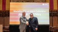 Jaume Plensa, després de rebre la Medalla d'Or, encaixa amb l'alcalde. Autora: Júlia Arnau