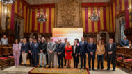 Fotografia de família amb l'escultor Jaume Plena i representant intitucionals. Autora: Júlia Arnau
