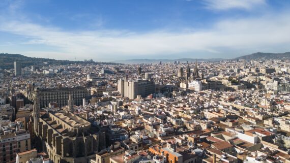 Vista aèria dels terrats de Ciutat Vella i la Basílica de Santa Maria del Mar. Al fons, Montjuïc. Autor: Martí Petit