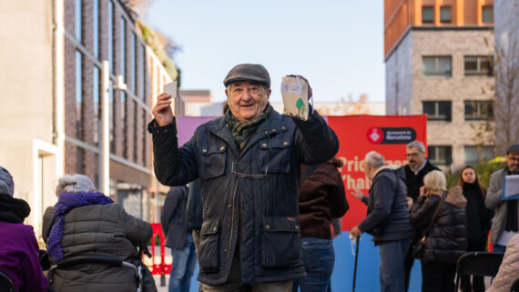 Un home somriu a càmera mentre mostra les claus del seu nou pis. Autor: Lucas Amillano