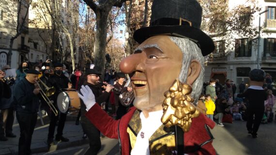 L'Home dels Nassos del Poblenou fent passejada pel barri