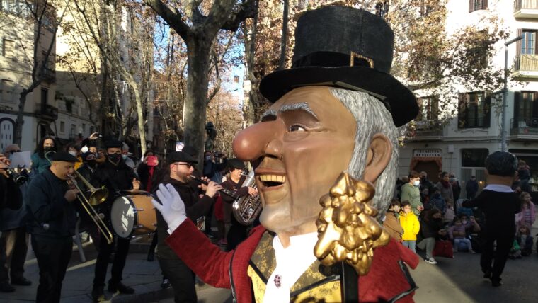 L'Home dels Nassos del Poblenou fent passejada pel barri