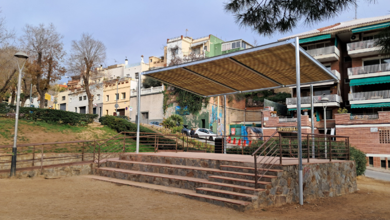 Pèrgola per donar ombra a la tarima del parc del Nen de la Rutlla