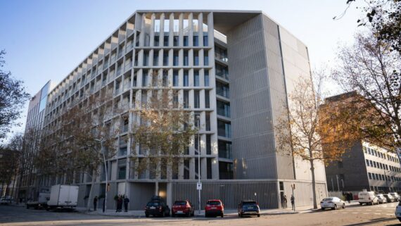 Façana d'un edifici d'allotjaments dotacionals