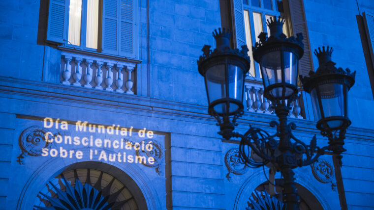 Façana de l'Ajuntament de Barcelona il·luminada de blau