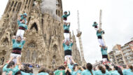Tres pilars dels Castellers de la Sagrada Família davant del temple