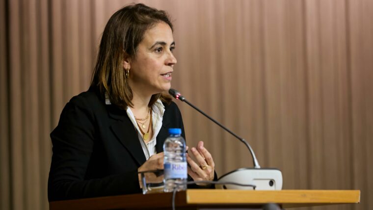 La Marta Obdulia, gerent de l'IMPD; parlant a l'escenari durant la presentació del congrés.