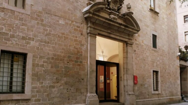 Façana de la seu del Districte de Ciutat Vella, a la plaça del Bonsuccés