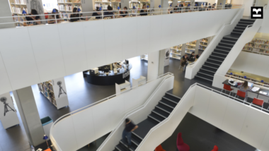 fotografia de l'interior de la Biblioteca Esquerra de l'Eixample - Agustí Centelles