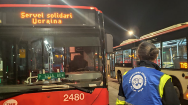 Un dels autobusos de TMB cedits a la Fundació Convent de Santa Clara, arribant a Ucraïna.
