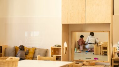 Dos infants i una educadora en un dels espais interior d&#039;una escola bressol municipal