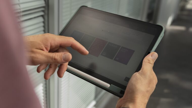 Una tauleta digital amb el portal web de l'Institut Municipal d'Hisenda de Barcelona