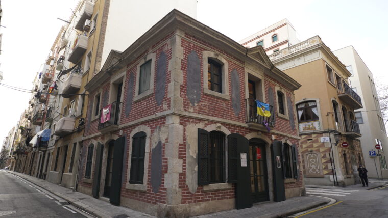 Façana de la Casa Barceloneta 1761 al carrer Sant Carles.