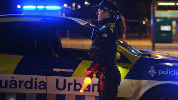 Una agent de la Guàrdia Urbana de Barcelona a un control nocturn