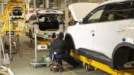 Una treballadora a la línia de muntatge de vehicles d'una fàbrica