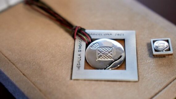https://media-edg.barcelona.cat/wp-content/uploads/2025/05/07120630/medalles-honor-bcn-760x428-1-570x321.jpg