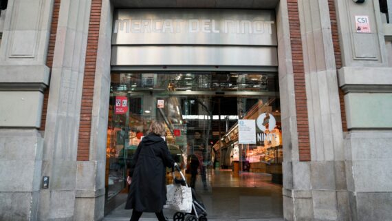 https://media-edg.barcelona.cat/wp-content/uploads/2025/05/07234319/mercat-del-ninot-clienta-amb-carret-570x321.jpg
