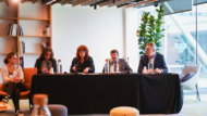 Taula de la presentació de la Comissió d'Obres i Mobilitat presidida per Laia Bonet, primera tinenta d’alcaldia, d’Urbanisme, Transició Ecològica, Urbanisme i Serveis Urbans. A la seva esquerra hi té l'Albert Batlle, tercer tinent d’alcaldia, de Prevenció i Seguretat; i a la seva dreta, la Laia Claverol, gerent municipal