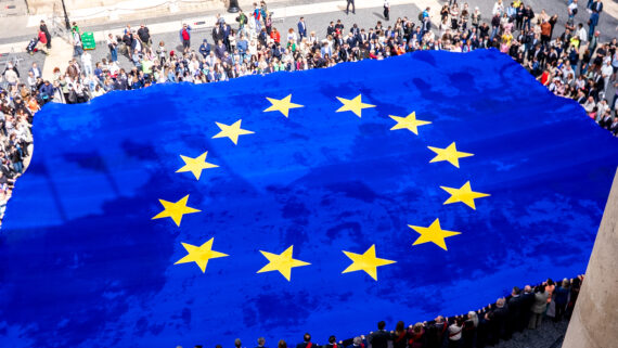 Bandera d'Europa desplegada a la plaça de Sant Jaume coincidint amb el Dia d'Europa de 2025.