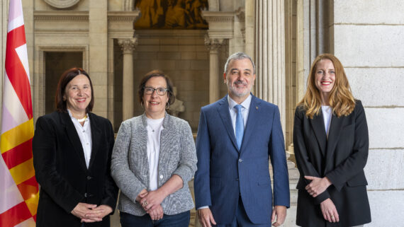 D’esquerra a dreta, la comissionada d'Acció Social, Sonia Fuertes; la 5a tinent d'alcalde, Raquel Gil, l'alcalde de Barcelona. Jaume Collboni i la comissionada de Promoció Econòmica, Nadia Quevedo.