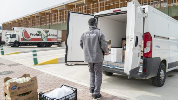 Un transportista carrega caixes de verdures a la camioneta. Martí Petit