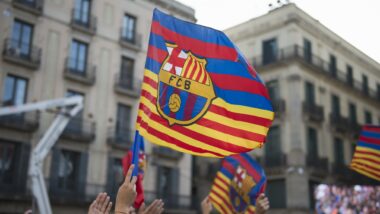Detall d’una bandera del FCB a plaça Sant Jaume durant la recepció de les jugadores del Barça femení després de proclamar-se campiones d’Europa. Ceci Fima.