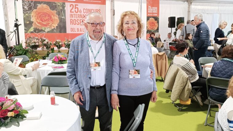 Juan Martínez León, vicepresident del CAGG, i Mary Luz Eixarch, membre del CAGG, durant la lectura del palmarès del Concurs de Roses Noves de Barcelona
