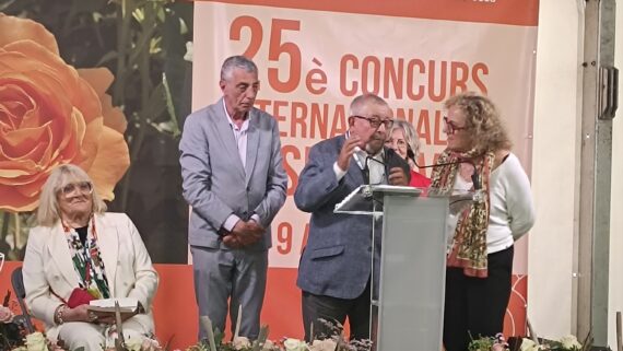 Lliurement del Premi de la Rosa de la Gent Gran, amb Lluís Abad, del Concurs de Roses Noves de Barcelona, Juan Martínez León, vicepresident del CAGG i la traductora de l'acte