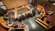Imatge de la sala d'actes de la Seu del Districte de Sant Martí durant el Consell de Districte del 20 de març de 2025