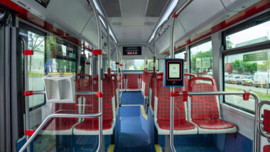 Interior d'un autobús buit