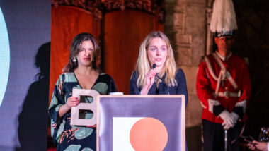 Les científiques Kim van Daalen i Rachel Lowe intervenent durant la recollida del Premi Ciutat de Barcelona