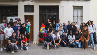 Assistents a l&#039;acte d&#039;homenatge i col·locació dels Stolpersteine en memòria dels germans Sariñera. Autor: Isaac Carbonell