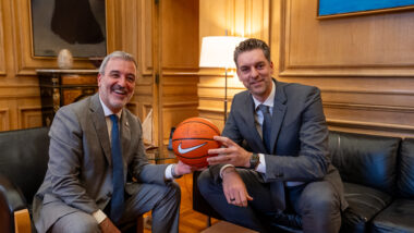 Pau Gasol signa una pilota de bàsquet, amb l&#039;alcalde Jaume Collboni. Autora: Júlia Arnau