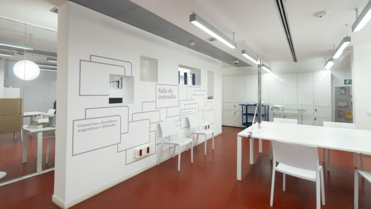 Sala de consulta de l'Arxiu Municipal de Districte de l'Eixample