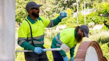 Treballadors municipals fent tasques de viligància de mosquits. Autora: Elena Pastor