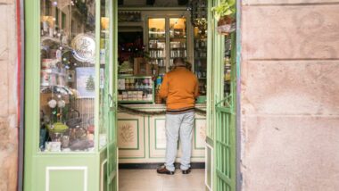 Una persona compra en una botiga de barri