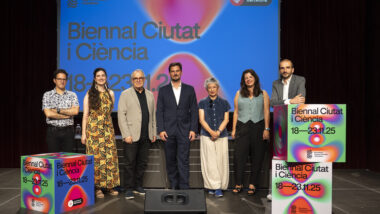 Foto de família de la presentació de la Biennal Ciutat i Ciència 2025.