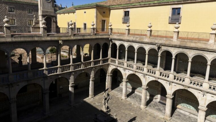 Pati i galeries de l’edifici de l’Institut d’Estudis Catalans