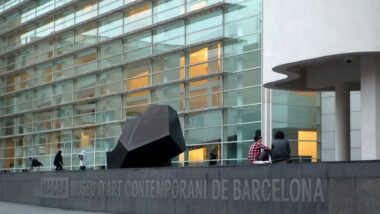 Museu d'Art Contemporani de Barcelona (Macba). Rètol a la plaça dels Àngels