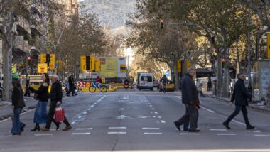 Tall parcial del carrer del Comte d'Urgell per les obres de perllongament de la L8