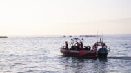 Una embarcació dels Bombers de Barcelona al matí de Sant Joan