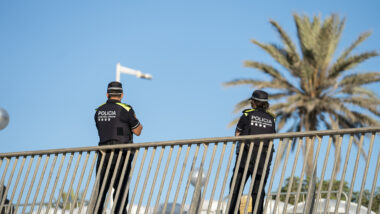 Una parella d&#039;agents de la Guàrdia Urbana inspecciona la zona de platges