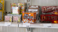 Un prestatge a una guingueta de venda de petards