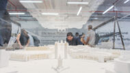 Una persona mira una maqueta a l'exposició dels projectes finalistes del concurs internacional d’arquitectura del nou espai firal de Montjuïc