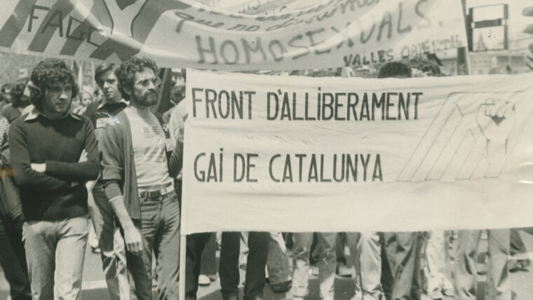Manifestació homosexual. Manifestants amb pancartes del FAGC.